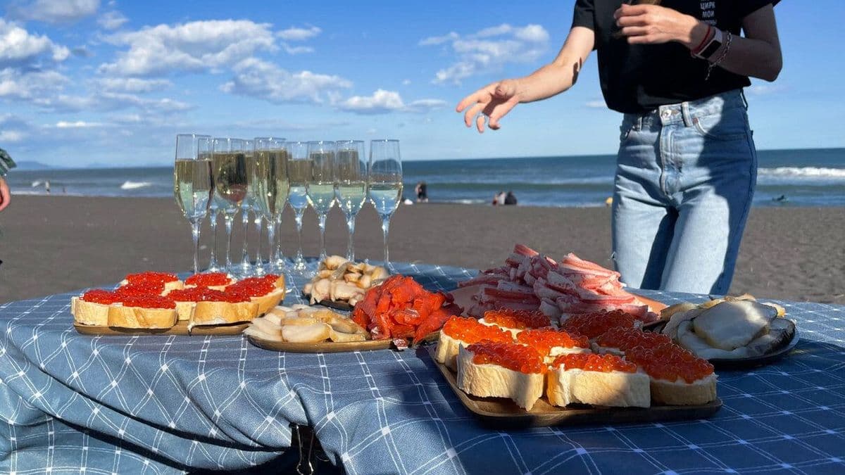 Приветственный фуршет с камчатскими деликатесами на Халактырском пляже