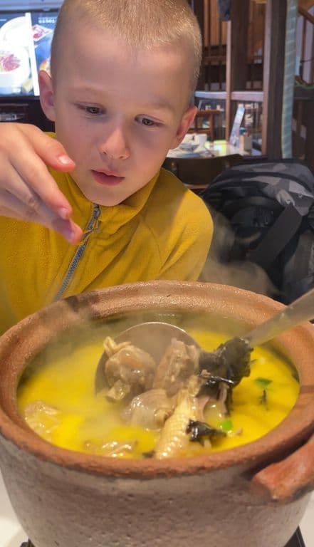 Диковинные блюда с куриными лапками Саша конечно пробовать не стал, но обсуждение увиденного доставило немало эмоций :))