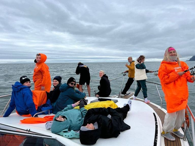 Группа на палубе катера в Тихом океане